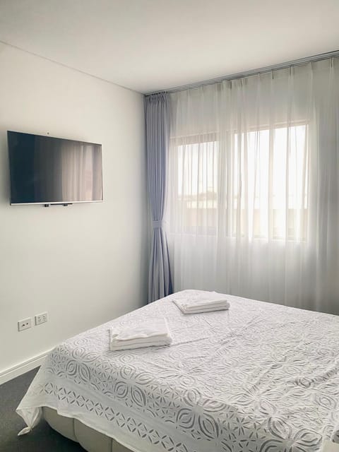 Bed, TV and multimedia, Bedroom, internet