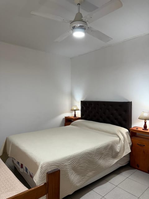Bed, TV and multimedia, Photo of the whole room, Bedroom, fireplace
