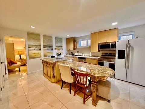Kitchen or kitchenette, Dining area, dishwasher, minibar, oven, pet friendly, stove, toaster
