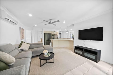 TV and multimedia, Kitchen or kitchenette, Living room, Seating area, air conditioner