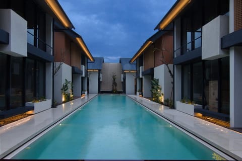 Property building, Day, Pool view, Swimming pool