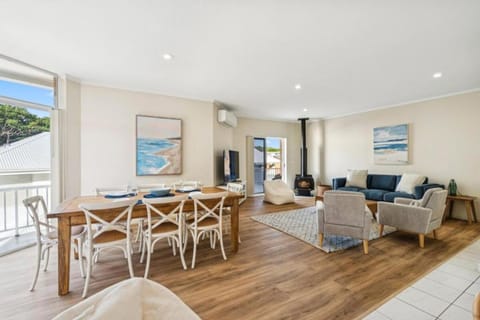 TV and multimedia, Living room, Seating area, Dining area, air conditioner