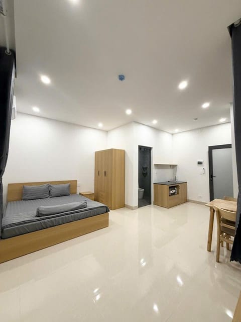 Bed, TV and multimedia, Kitchen or kitchenette, Photo of the whole room, Seating area, wardrobe