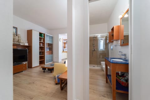 Bathroom, Kitchen or kitchenette, Living room, Photo of the whole room, Seating area