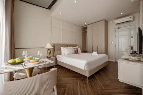 Bed, Living room, Photo of the whole room, Seating area, Dining area, Bedroom, wardrobe, air conditioner