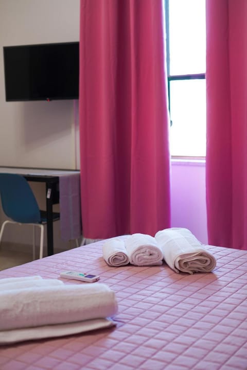 Bed, TV and multimedia, Photo of the whole room, Bedroom, towels