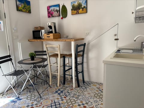 Kitchen or kitchenette, Dining area, minibar, oven, pet friendly, stove