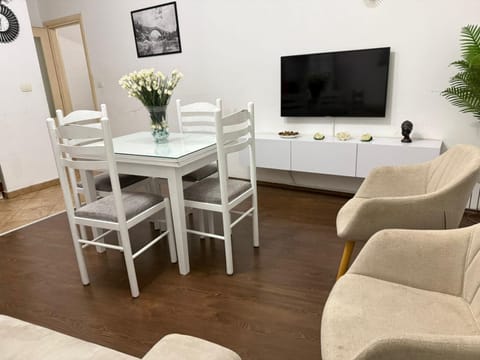TV and multimedia, Living room, Seating area, Dining area
