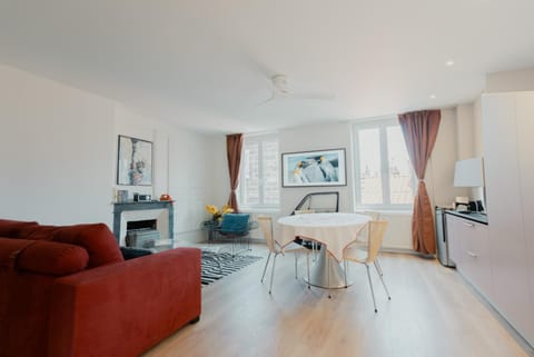 TV and multimedia, Kitchen or kitchenette, Living room, Seating area, Dining area