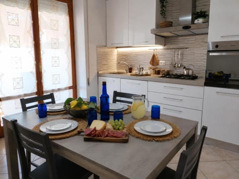 Kitchen or kitchenette, Dining area, stove