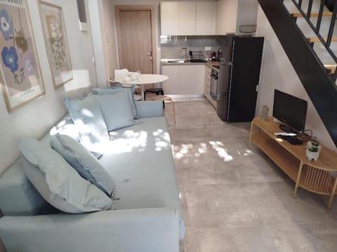 TV and multimedia, Kitchen or kitchenette, Living room, Seating area, Dining area