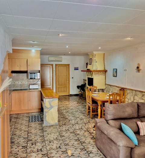 Kitchen or kitchenette, Living room, Dining area, oven, pet friendly, stove