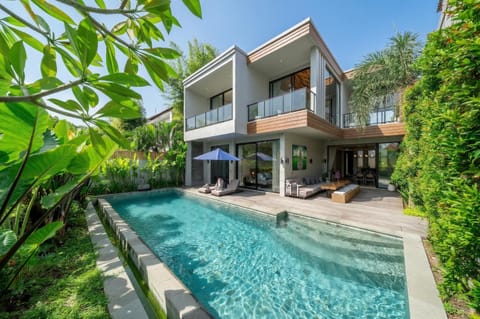 Property building, Patio, Swimming pool, Swimming pool, sunbed