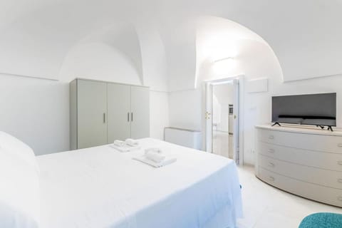 Bed, TV and multimedia, Photo of the whole room, Bedroom, towels, wardrobe