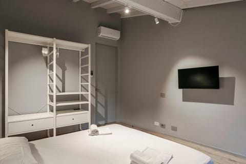 Bed, TV and multimedia, Photo of the whole room, Bedroom, air conditioner