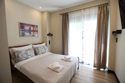 Bed, TV and multimedia, Photo of the whole room, Bedroom, towels