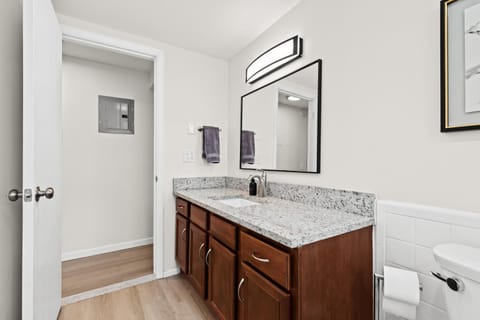 Cozy 1BR Lower Flat in Royal Oak Apartment in Royal Oak