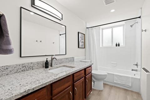 Cozy 1BR Lower Flat in Royal Oak Apartment in Royal Oak