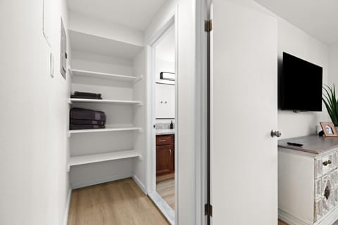 Cozy 1BR Lower Flat in Royal Oak Apartment in Royal Oak