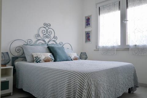 Bed, Bedroom, Sea view