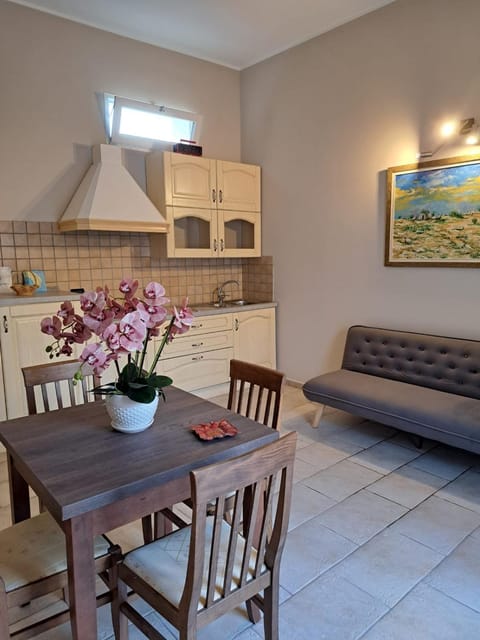 Kitchen or kitchenette, Living room, Dining area, minibar, stove