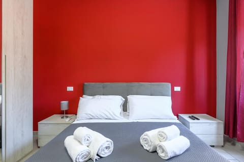 Bed, Photo of the whole room, Bedroom, towels