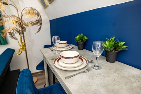 Modern 2-Bed Apartment - Near Train and Town - Parking Available Apartment in High Wycombe