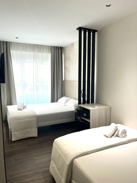 Bed, minibar, safe, towels