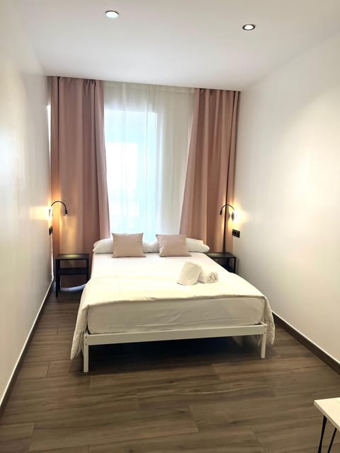 Bed, minibar, safe, towels