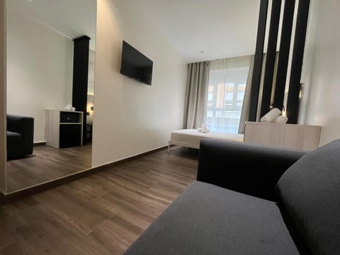 Bed, TV and multimedia, Living room, City view, minibar, safe