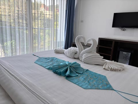 Bed, TV and multimedia, Photo of the whole room, Bedroom, towels