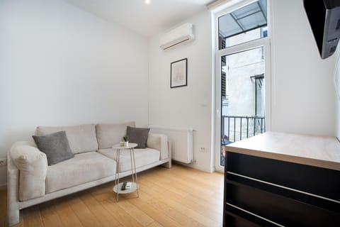 Bed, Living room, Seating area, air conditioner