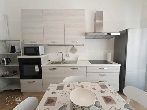 Coffee/tea facilities, dishwasher, microwave, oven, stove, kitchen