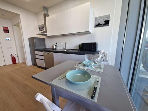 Kitchen or kitchenette, Dining area, dishwasher, stove