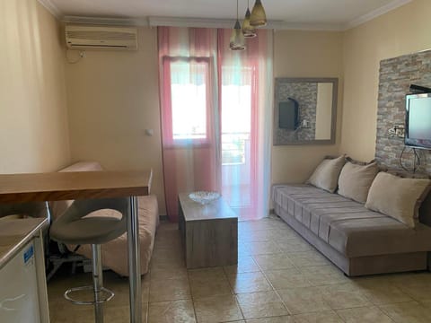 Bed, Living room, Photo of the whole room, Seating area, Dining area, air conditioner