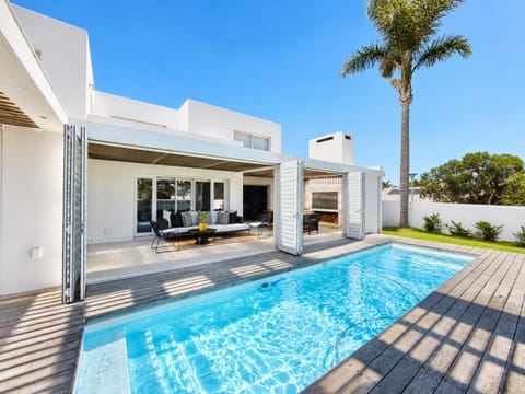 Property building, Patio, Day, Pool view, Swimming pool, sunbed