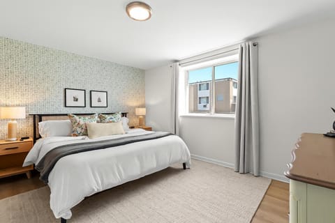 Bright & Spacious Flat Near the Heart of Royal Oak Apartment in Royal Oak