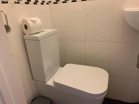 Stylish 3BR Retreat Family & Business Parking House in Reading