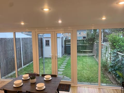 Stylish 3BR Retreat Family & Business Parking House in Reading