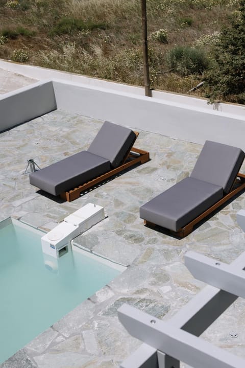Swimming pool, sunbed