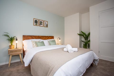 Vacant Nest The South End Spacious Smart TV House in England