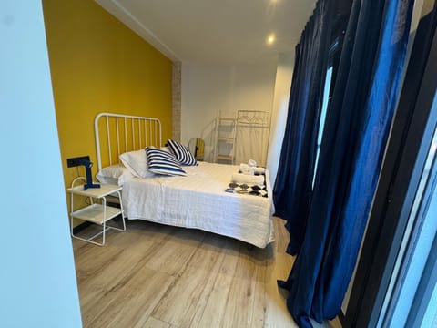 Photo of the whole room, Bedroom, towels