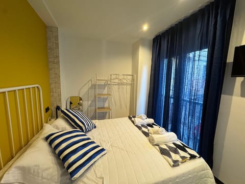 Bed, TV and multimedia, Photo of the whole room, Bedroom, towels