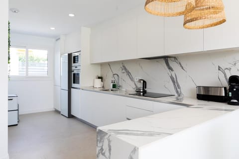 Coffee/tea facilities, Kitchen or kitchenette, dishwasher, oven, stove, toaster, air conditioner