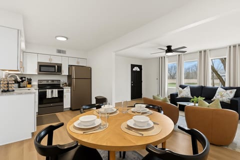 Stylish 1BR Upper Flat in Vibrant Royal Oak Apartment in Royal Oak