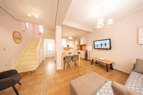 TV and multimedia, Living room, Seating area, Dining area