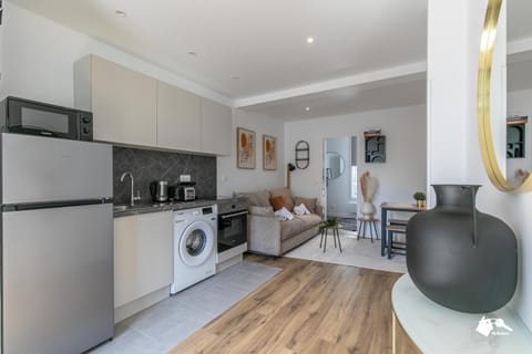 Coffee/tea facilities, Kitchen or kitchenette, Living room, Dining area, oven, stove, toaster, washing machine