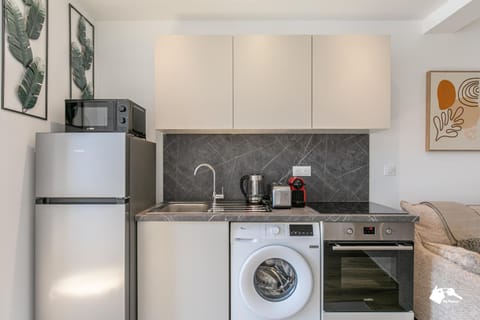 Coffee/tea facilities, Kitchen or kitchenette, oven, stove, toaster, washing machine