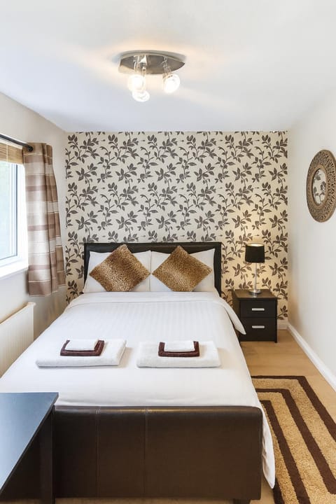 Bed, TV and multimedia, Living room, Photo of the whole room, Seating area, Bedroom