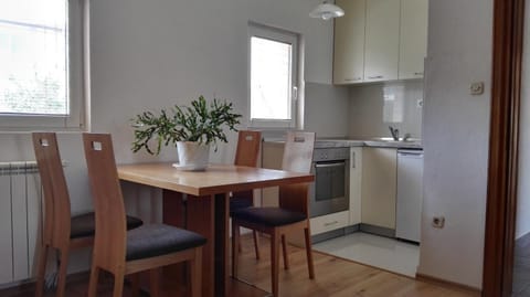 Day, Dining area